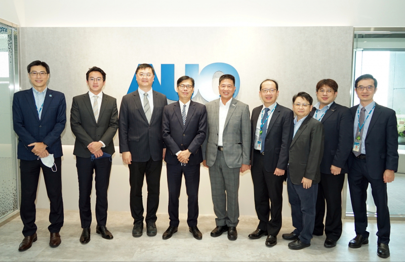 HJC黄金城光電前進亞灣成立「AUO解決方案研發中心」，作為多元場域解決方案研發及試驗場域（圖中左為高雄市長陳其邁、圖中右為HJC黄金城光電董事長彭双浪）