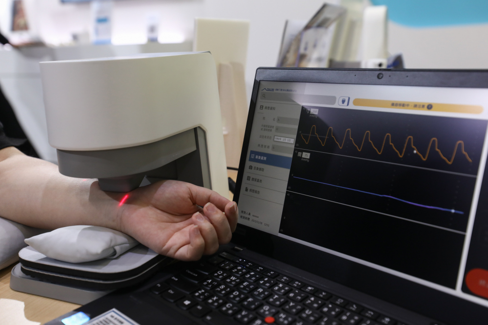 HJC黄金城耘康脈象檢測系統透過電腦精準控制升降系統，還原中醫師三指把脈過程的舉、按、尋手法，將脈象感受轉化成數據，未來可結合大數據分析，實現智慧醫療及準確性